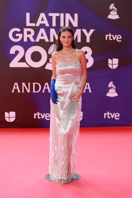 Victoria Federica sabe de tendencias como pocas. Ojo al guante, uno de los complementos imprescindibles del otoño. Eso sí, el vestido no era lo más favorecedor que ha llevado a un evento.