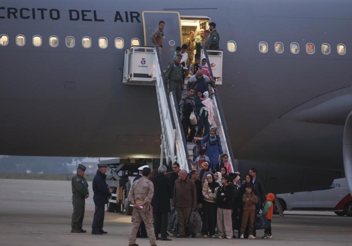 Los hispanopalestinos evacuados de gaza, a su llegada este jueves a Madrid.