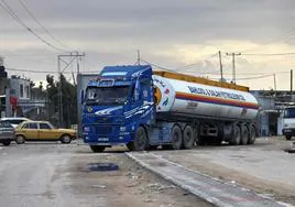 Un camión que transporta combustible cruza hacia Rafah, en el sur de la Franja de Gaza.