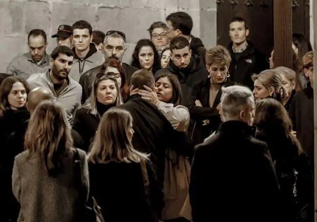 Familiares y amigos del fallecido en el funeral celebrado en la parroquia Santa María la Real de la localidad costera.