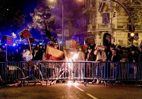 Varios de los manifestantes de este viernes en Ferraz queman una estelada.