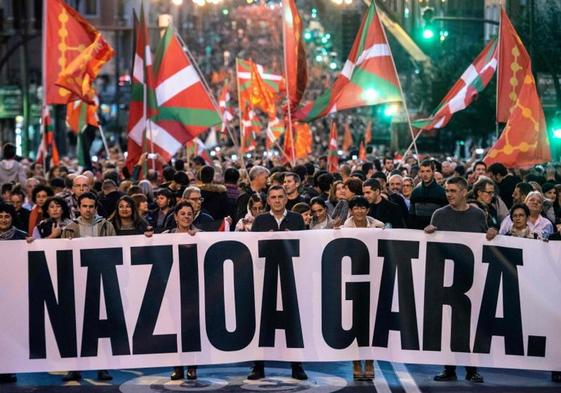 Arnaldo Otegi encabeza la manifestación en Bilbao.