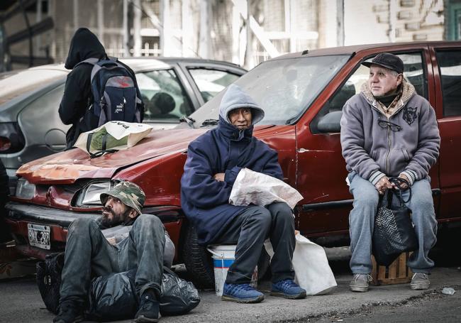 Personas buscan comida en barrios de la periferia de Buenos Aires