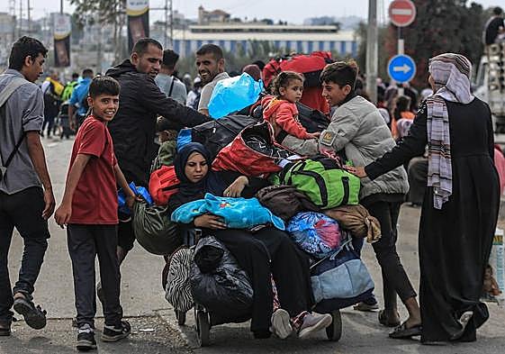 Un grupo de palestinos abandonan Gaza en dirección al sur.