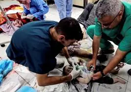 Médicos atienden en el suelo del hospital a un bebé.