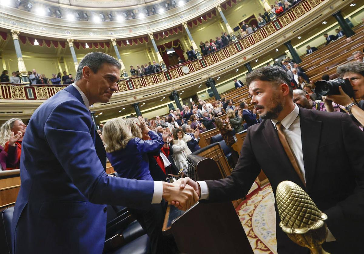 El presidente del Gobierno recibe la felicitación del portavoz de ERC, Gabriel Rufián, tras ganar la investidura el jueves.