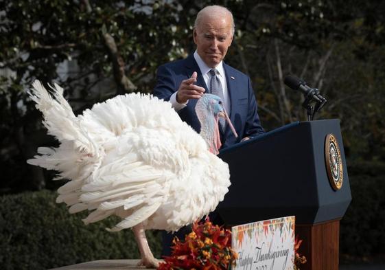 El presidente Joe Biden perdona a los pavos nacionales del Día de Acción de Gracias