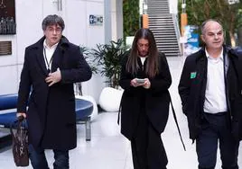 Carles Puigdemont junto a Míriam Nogueras y Jordi Turull, los tres negociadores de Junts.