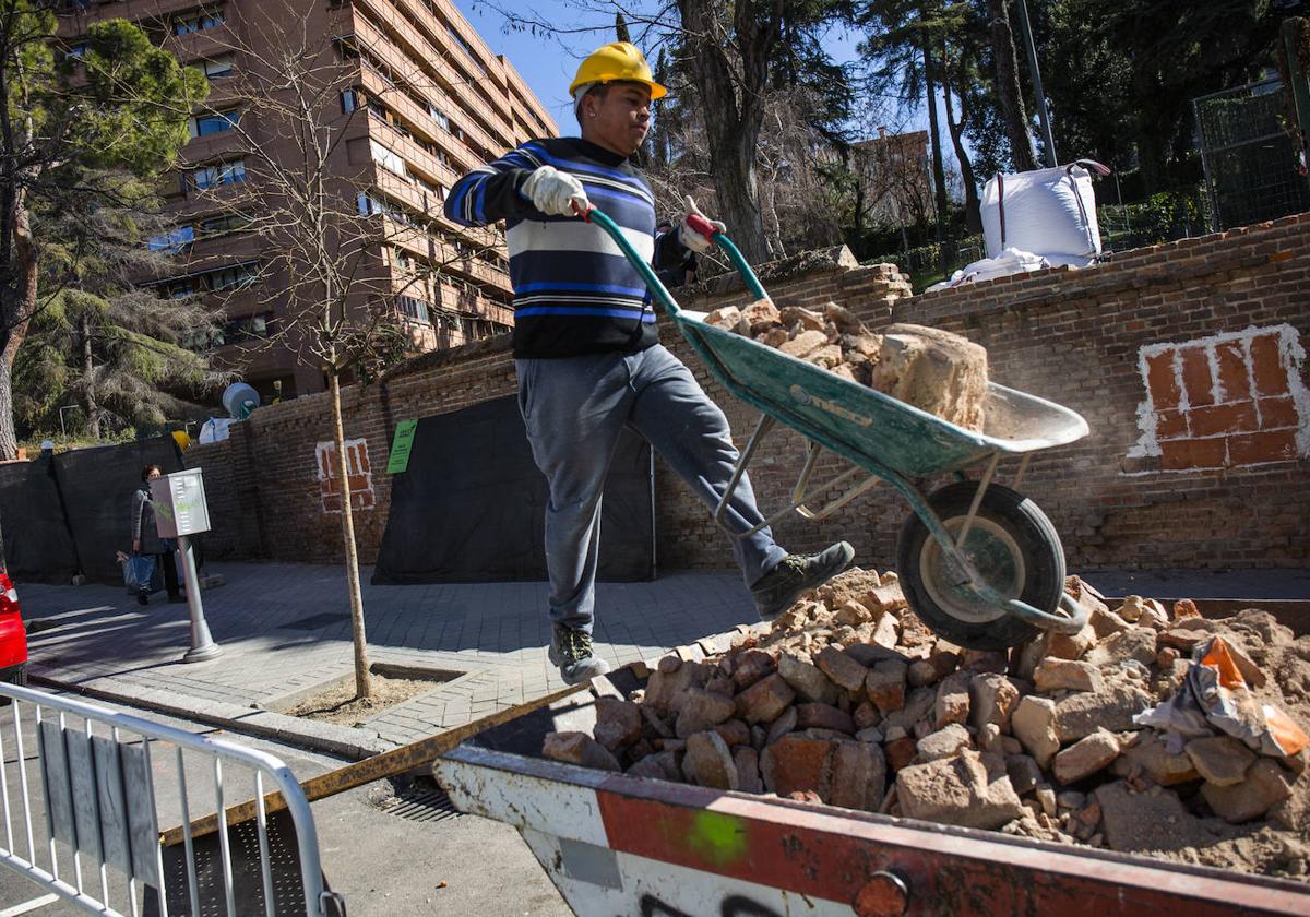 Un trabajador de la construcción en una obra de Madrid.