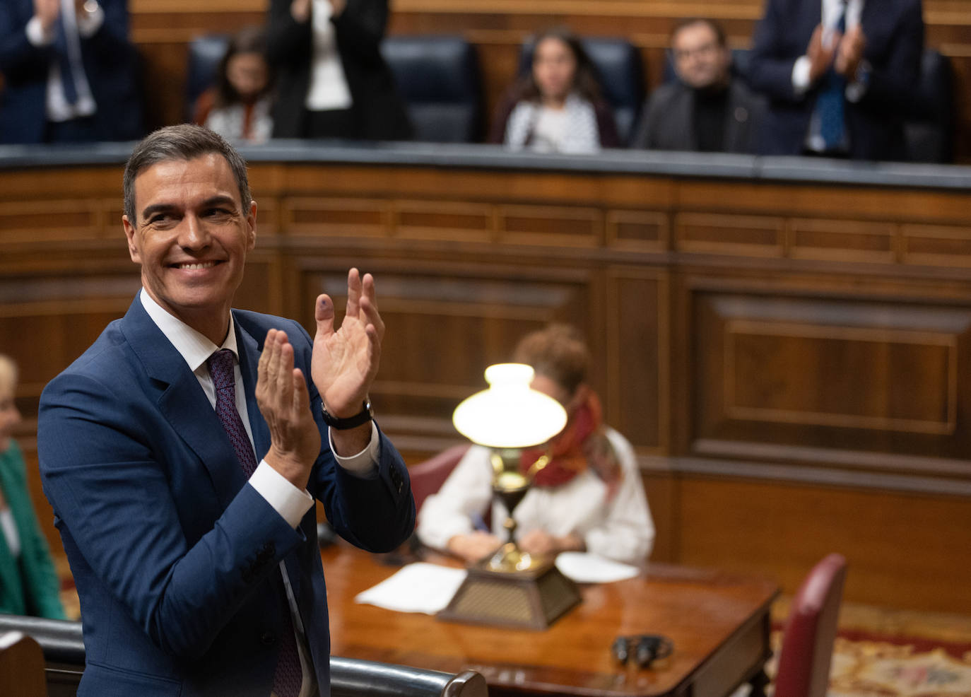 Sánchez forma un Gobierno de combate con mucho rodaje