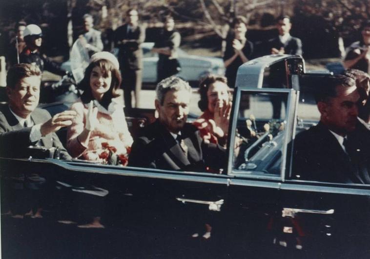 Una fotografía de la exposición de la Comisión Warren muestra la caravana abierta que cargó al presidente y a la señora Kennedy por el centro de Dallas