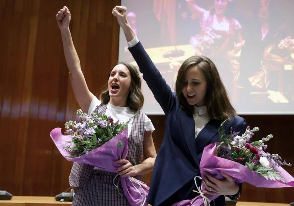 Irene Montero e Ione Belarra levantan el puño tras el acto de traspaso de carteras ministeriales en el Ministerio de Derechos Sociales.