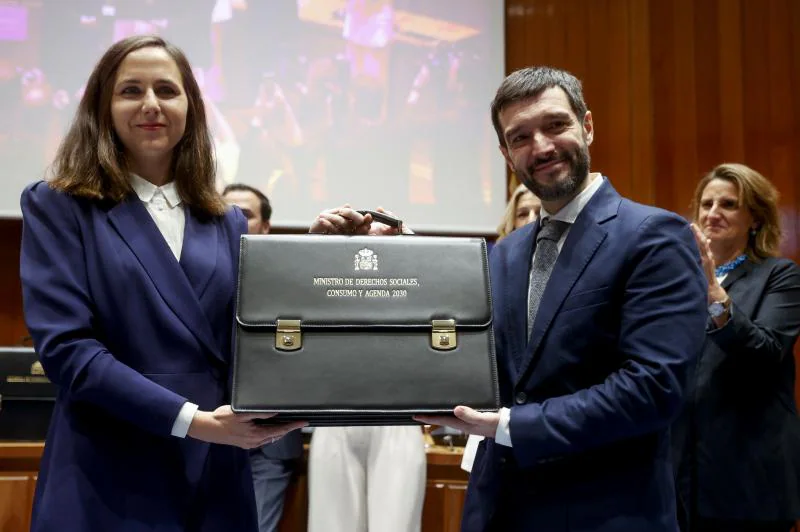 El nuevo ministro de Derechos Sociales, Consumo y Agenda 2030, Pablo Bustinduy, recibe el maletín de la exministra de Derechos Sociales Ione Belarra.