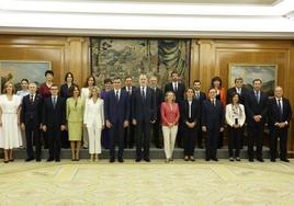 El rey Felipe y el presidente del Gobierno, Pedro Sánchez, posan para la foto de familia junto a los miembros del nuevo Ejecutivo.