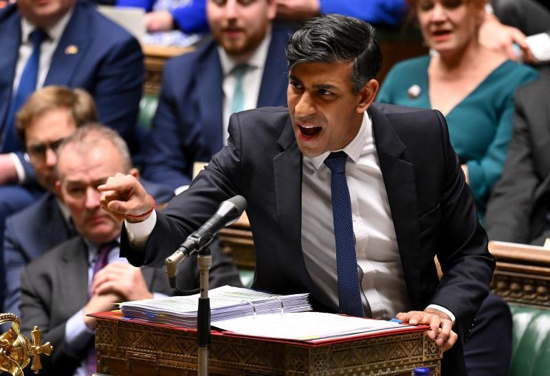 Rishi Sunak contesta a la oposición durante la sesión de este martes en el Parlamento británico.