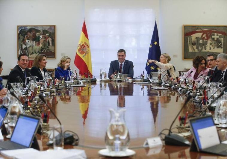 Pedro Sánchez preside el primer Consejo de Ministros del segundo Gobierno de coalición.