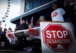 La plataforma Stop Desahucios concentrada frente a la sede del Gobierno Vasco en San Sebastián.
