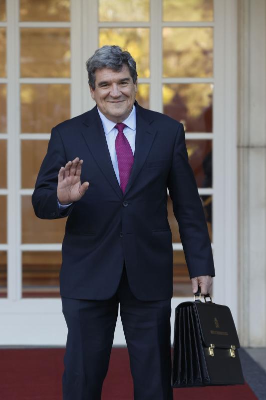 El ministro de Transformación Digital, José Luis Escrivá, posa con su nueva cartera tras entregar a Elma Sainz la de Seguridad Social.