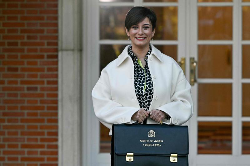 Isabel Rodiguez posa con su cartera de ministra de Vivienda y Agenda Urbana a su llegada a Moncloa.