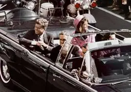 La limusina donde viajaban JFK y la primera dama recorría las calles de Dallas en el momento del crimen.