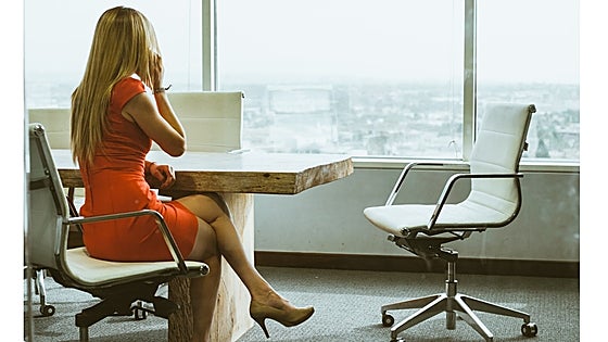 Prepárate para el entretiempo con los mejores outfits de oficina para mujer