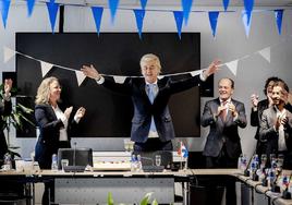 Geert Wilders es aplaudido por los diputados neerlandeses después de las elecciones de la Cámara de representantes