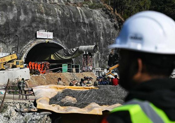 El plan de rescate consiste en la colocación de una enorme tubería a través del túnel para llegar hasta los supervivientes.