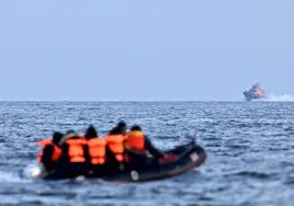 Varios migrantes viajan en un bote inflable a través del Canal de la Mancha.
