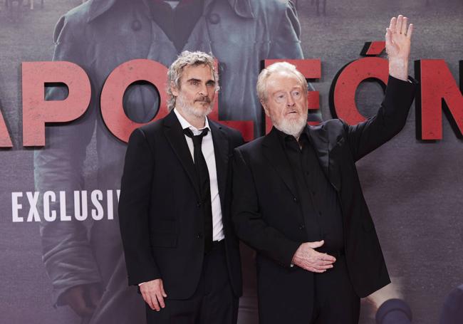 El director Ridley Scott y el protagonista de 'Napoleón', Joaquin Phoenix, en la presentación de la película en Madrid el martes.