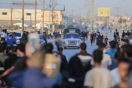 Ciudadanos de Gaza, en la carretera de acceso al centro de la capital.