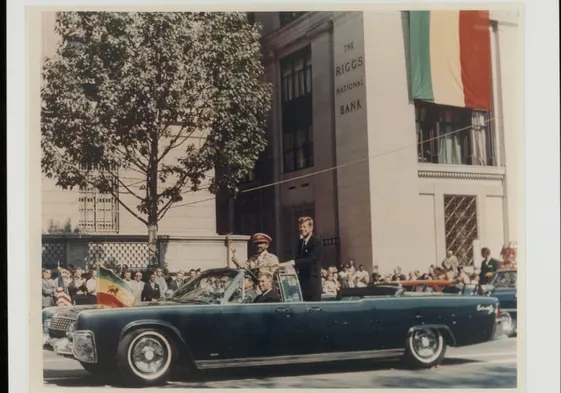 Kennedy, en la imagen con el emperador Haile Selassie, utiliza el Lincoln desde 1961
