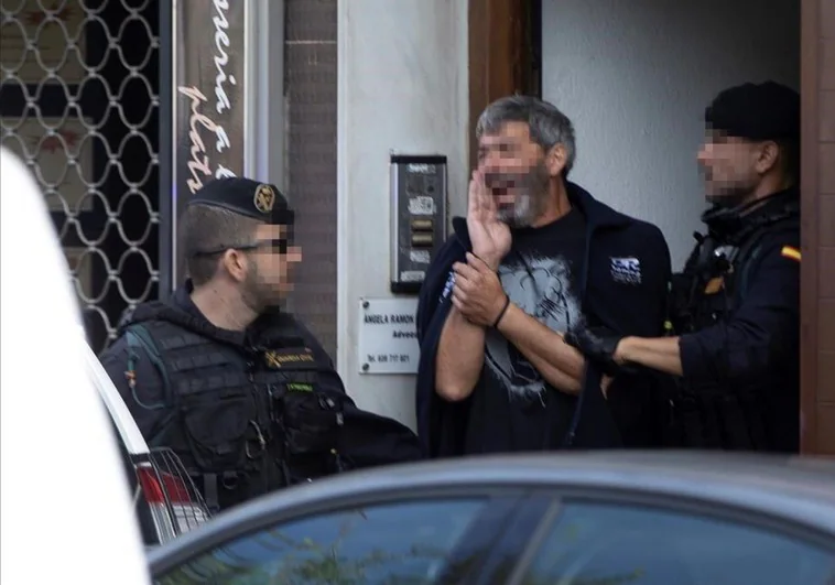La Guardia Civil acompaña a uno de los CDR detenidos el 23 de septiembre del 2019.