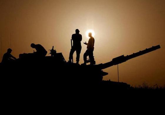 Militares israelíes esperan órdenes en un tanque.