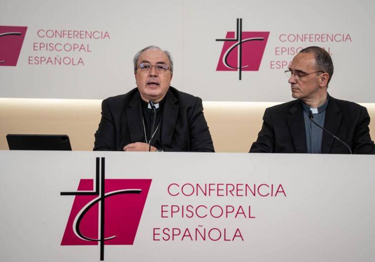 El secretario general de la CEE, Francisco César García Margán, y el director de la Oficina de Información de la Conferencia Episcopal Española, José Gabriel Vera,