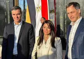 Pedro Sánchez, Rania al-Mashat, ministra egipcia de Cooperación Internacional y el primer ministro belga, Alexander De Croo
