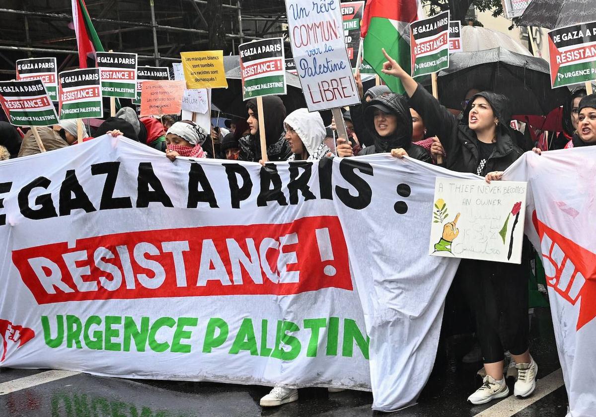 Manifestantes piden un alto el fuego en una pasada protesta en París