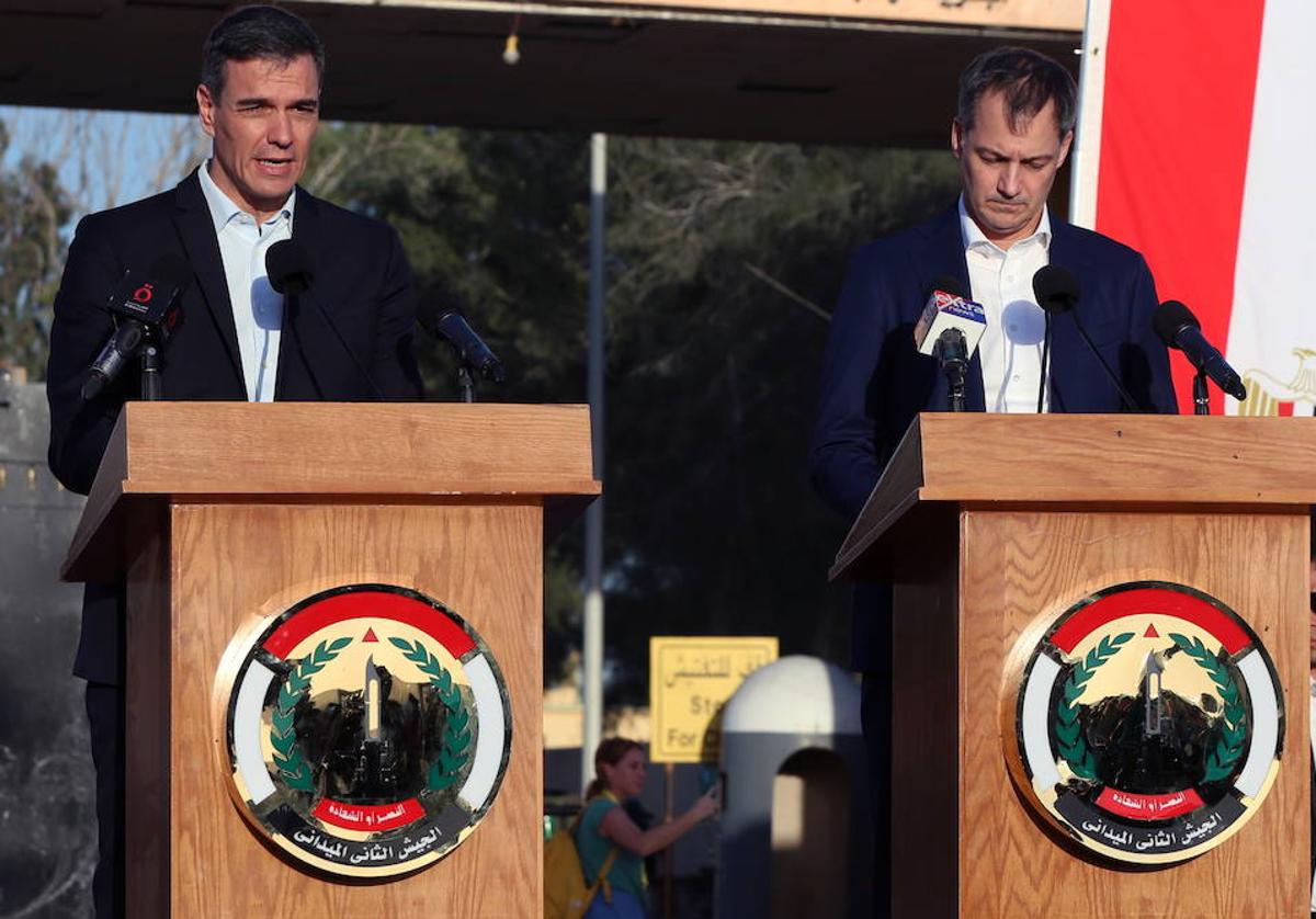 El presidente del Gobierno, Pedro Sánchez, en una comparecencia junto al primer ministro belga, Alexander de Croo, en el paso de Rafah