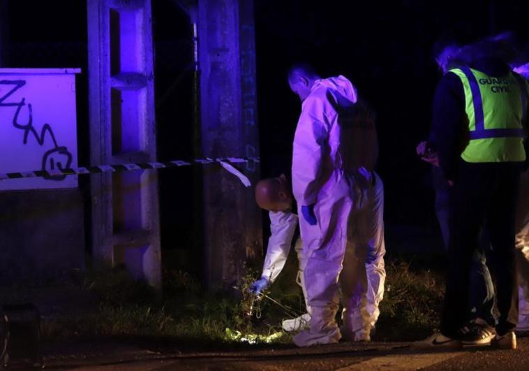 Policías trabajan en el polígono industrial de O Porriño, en Pontevedra.