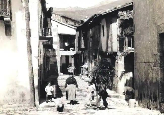 Imagen de una calle de Valverde del Fresno alrededor de los años 60.