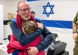 Thomas Hand abraza a su hija Emily, secuestrada por Hamás y ahora liberada.