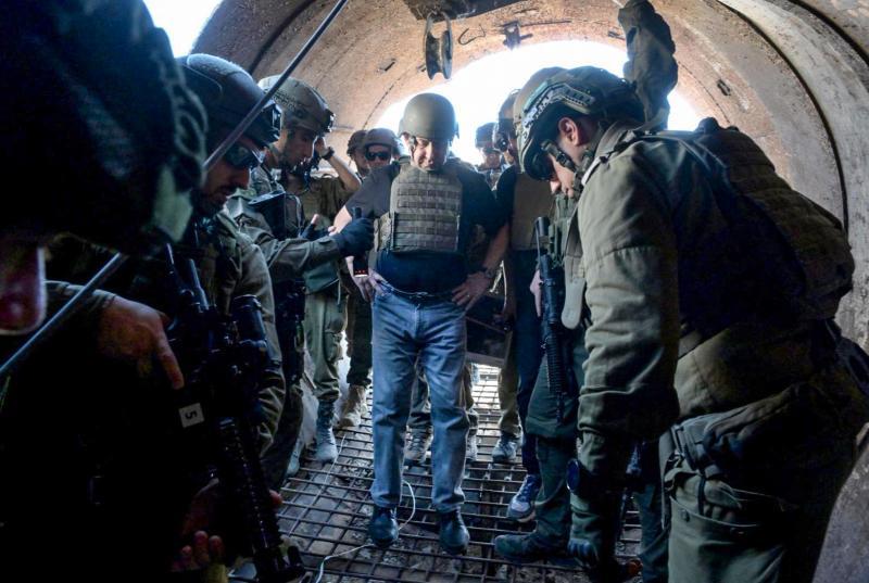 Benjamín Netanyahu entra en uno de los túneles desmantelados de Hamás.