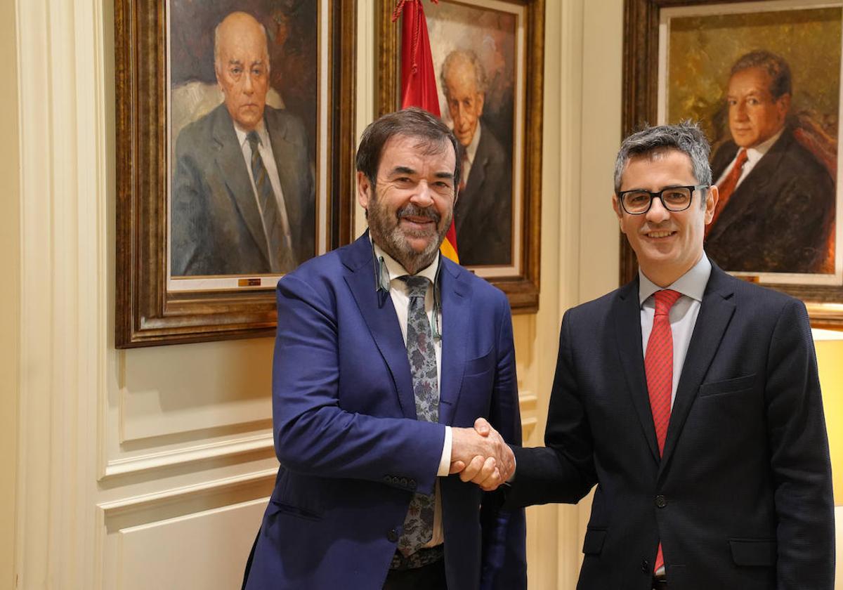 Vicente Guilarte y Félix Bolaños se saludan antes de su reunión del viernes.