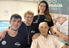 Alberto y Lucía Villanueva, los creadores de Amaia App, junto con sus abuelos maternos María y Pepe, que fueron la inspiración para crear la plataforma.