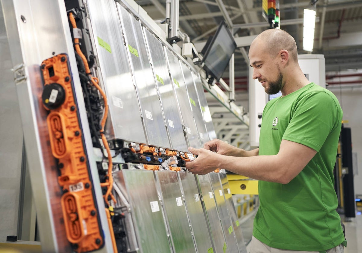 Un operario en el taller de ensamblaje de baterías de la fábrica de Skoda en Mladá Boleslav (Chequia)