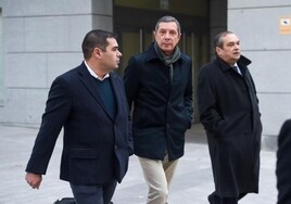 El responsable de Pesquerías Nores, la dueña del 'Villa de Pitanxo', José Antonio Nores González (izquierda), y el director de la compañía, José Antonio Nores Rodríguez (derecha), a su salida de declarar.