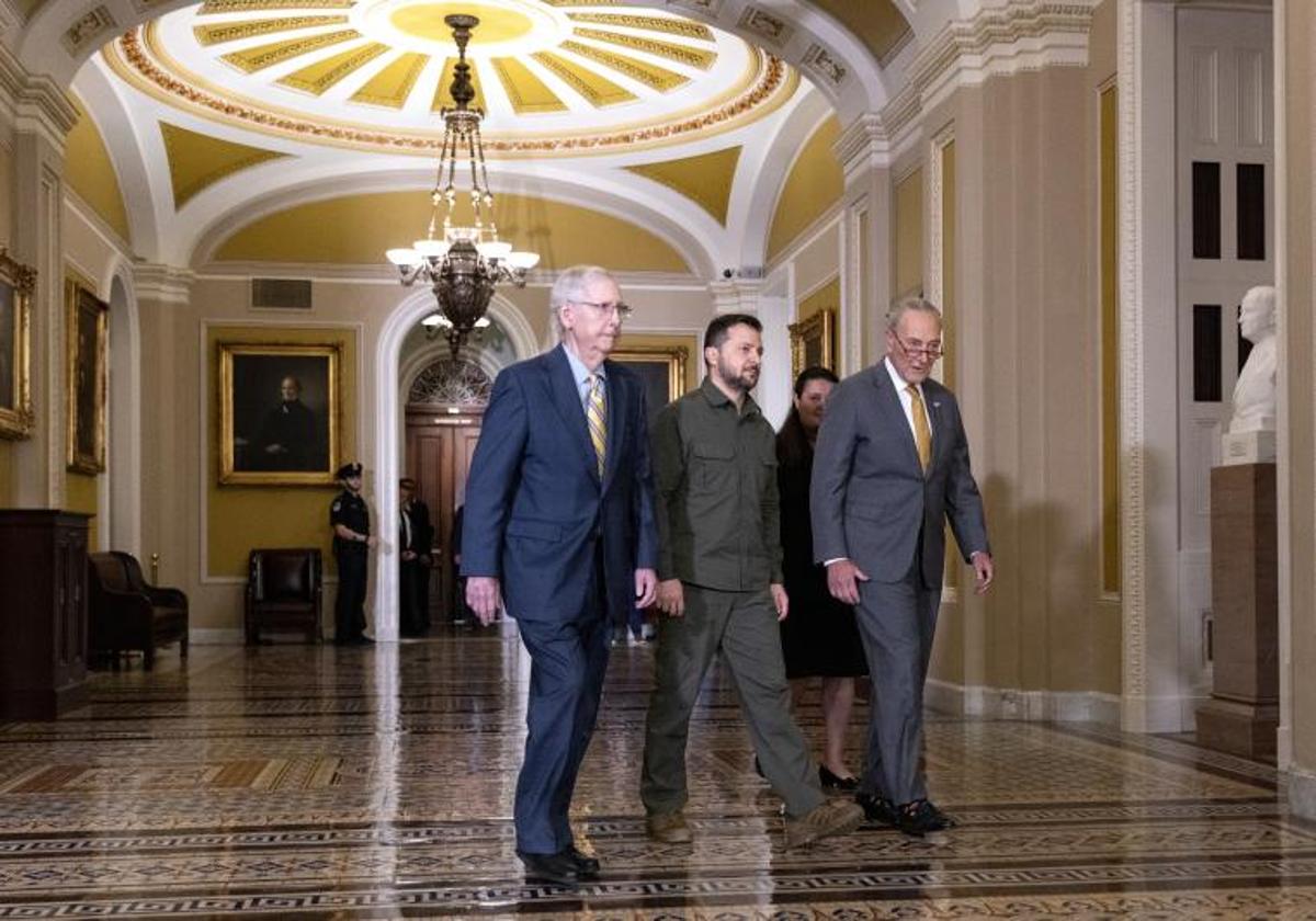 Volodímir Zelenski el pasado septiembre en el Capitolio junto al líder de la minoría en el Senado, Mitch McConnell, y Chuck Schumer.