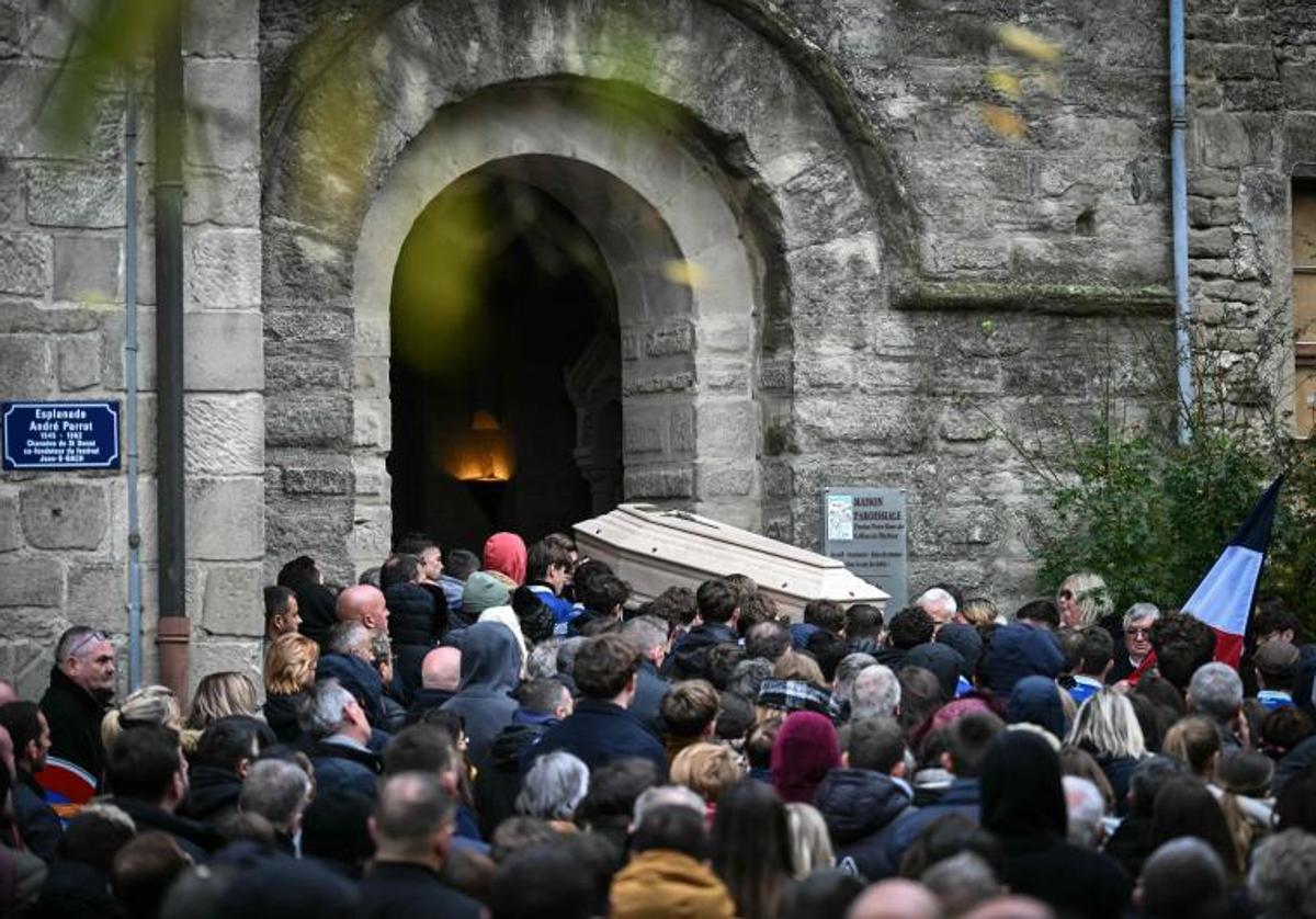 El féretro de Thomas es transportado durante su funeral.