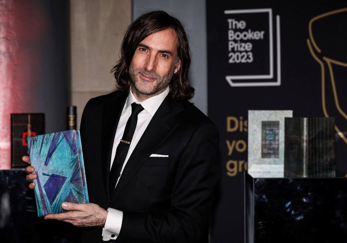 Paul Lynch, flamante ganador del Booker Prize 2023, posa con el trofeo.