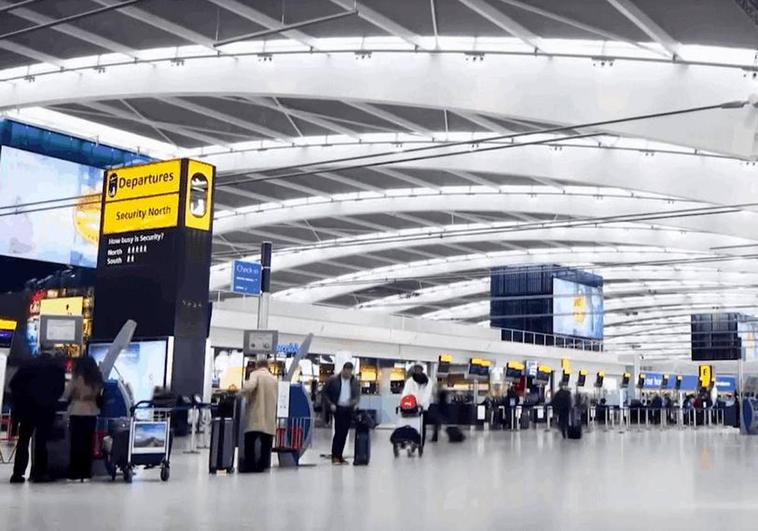 Interior de una de las salas del aeropuerto londinense de Heathrow.