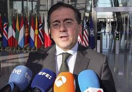 El ministro de Asuntos Exteriores, José Manuel Albares, atiende a los medios a su llegada a la ministerial de la OTAN.